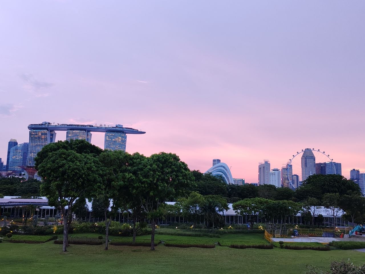 Вечерний скайлайн Marina Bay — розово-сиреневое небо и Supertrees
